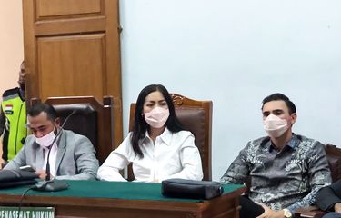 Artis peran Jessica Iskandar (tengah) dan suaminya, Vincent Verhaag saat menghadiri sidang perdananya di Pengadilan Negeri Jakarta Selatan pada Rabu (5/10/2022). 