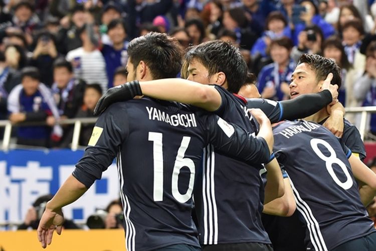 Penyerang timnas Jepang, Shinji Kagawa (kanan), melakukan selebrasi bersama rekan-rekannya usai mencetak gol ke gawang Thailand pada pertandingan penyisihan Grup B Kualifikasi Piala Dunia 2018 Zona Asia di Stadion Saitama, Jepang, Selasa (28/3/2017).