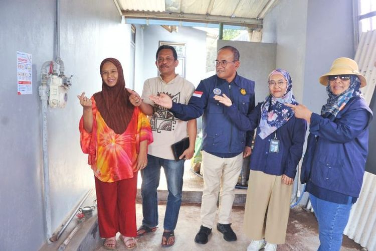 Anggota Komite BPH Migas Wahyudi Anas bersama Direktur Gas Bumi BPH Migas Soerjaningsih menyambangi pengguna Jargas di Cirebon. 