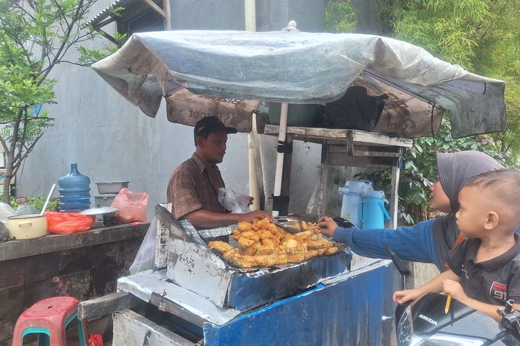 Tantangan Berat Pedagang Gorengan di Jakarta, Tak Laku Harus Dibuang