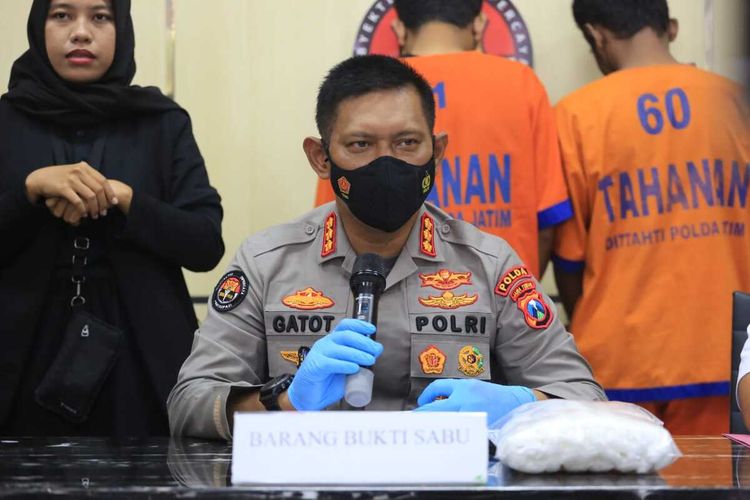 Kabid Humas Polda Jawa Timur Kombes Pol Gatot Repli Handoko, dan AKBP Samsul Makali, selaku Kabag Bin Ops Ditresnarkoba Polda Jatim saat Menunjukkan BB dan Tersnagka Kurir Sabu-sabu Internasional yang akan di Edarkan di Madura dan Jember, Selasa (19/10/2021).