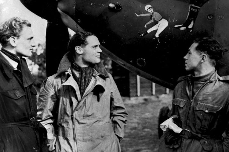 Meski tak punya kaki karena diamputasi, pilot Inggris Douglas Bader sanggup kabur berkali-kali dari kamp tahanan perang Jerman.