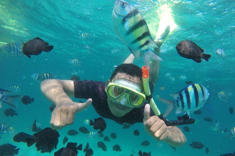 Wisatawan berfoto dengan kamera tahan air di Pantai Iboih, Kota Sabang, Provinsi Aceh, Rabu (1/5/2019)