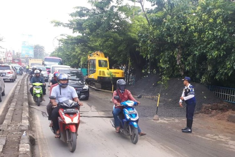 Perbaikan Jalan Daan Mogot Kilometer 22 arah Jakarta menuju Tangerang mengalami penyempitan menyebabkan kemacetan, Senin (2/3/2020)