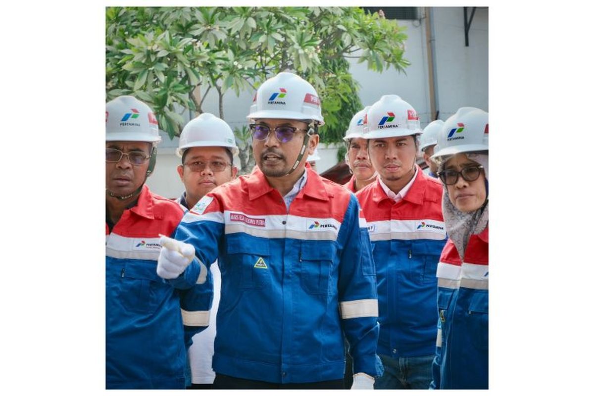 Direktur Pemasaran Regional Pertamina Patra Niaga Mars Ega Legowo dalam sebuah pengecekan kuantitas dan kualitas LPG ukuran 3 kilogram (kg) di beberapa titik stasiun pengisian bulk elpiji (SPBE) dan stasiun pengisian dan pengangkutan bulk elpiji (SPPBE).