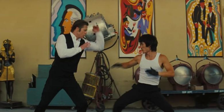Adegan pertarungan antara Cliff Booth (Brad Pitt) dengan Bruce Lee (Mike Moh) dalam film Once Upon A Time ... In Hollywood yang disutradarai Quentin Tarantino.