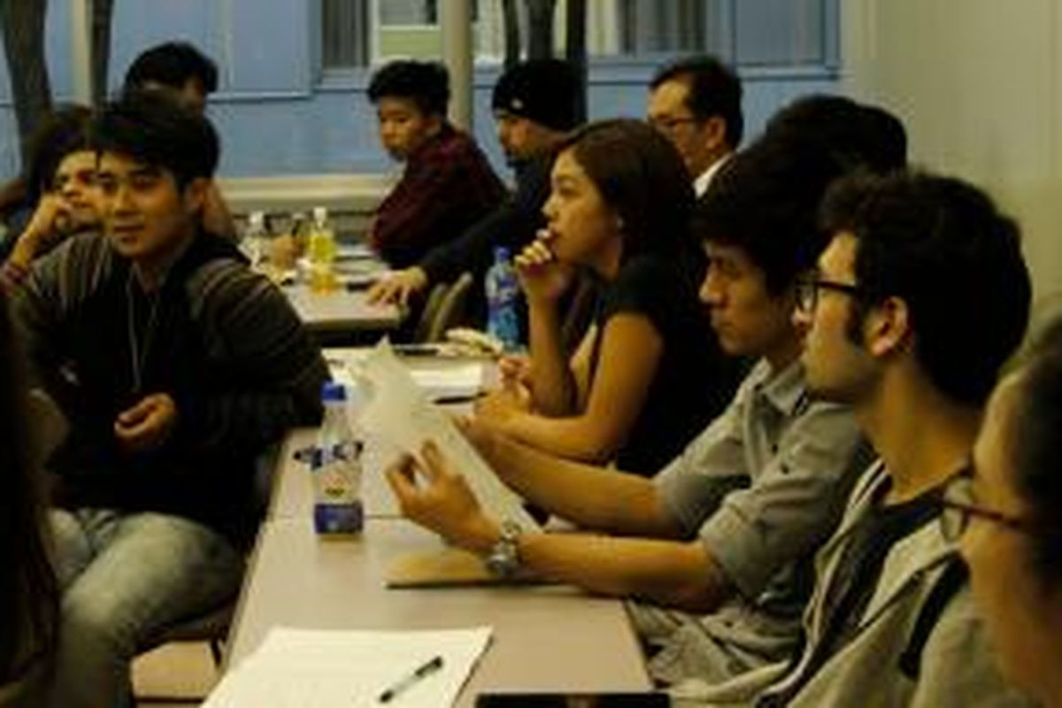 E-Track bertujuan supaya para mahasiswa bisa saling menstimulasi dan membebaskan batas-batas negara menuju apa yang disebut dengan masyarakat global. Saat ini, tujuan itulah yang tengah diterapkan pada 50 pelajar internasional dari 26 negara di kampus tersebut.