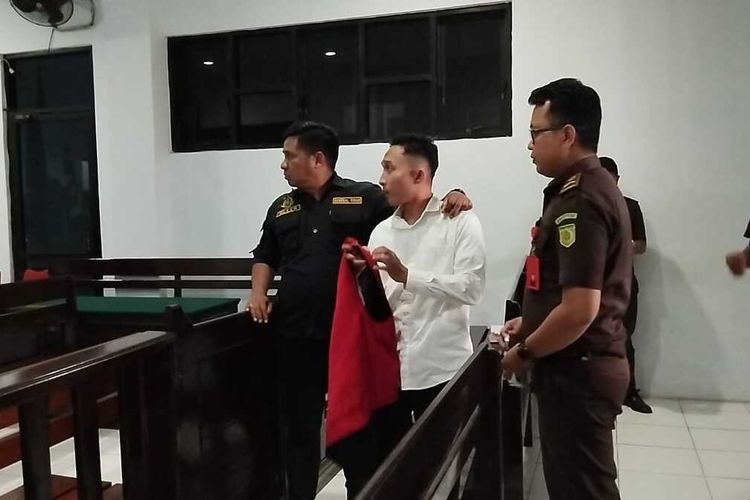 Jaksa penuntut umum (JPU) menuntut anak Ketua DPRD Kota Ambon Elly Toisutta bernama Abdi Shehaan 6 tahun penjara dalam sidang di Pengadilan Negeri Ambon pada Rabu (3/1/2024)