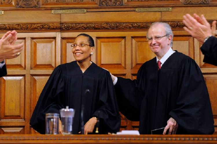Hakim Abdus-Salaam (kiri) setelah dilantik oleh Hakim Ketua, Jonathan Lippman, di Albany, AS pada 2013 (foto: Dokumentasi)