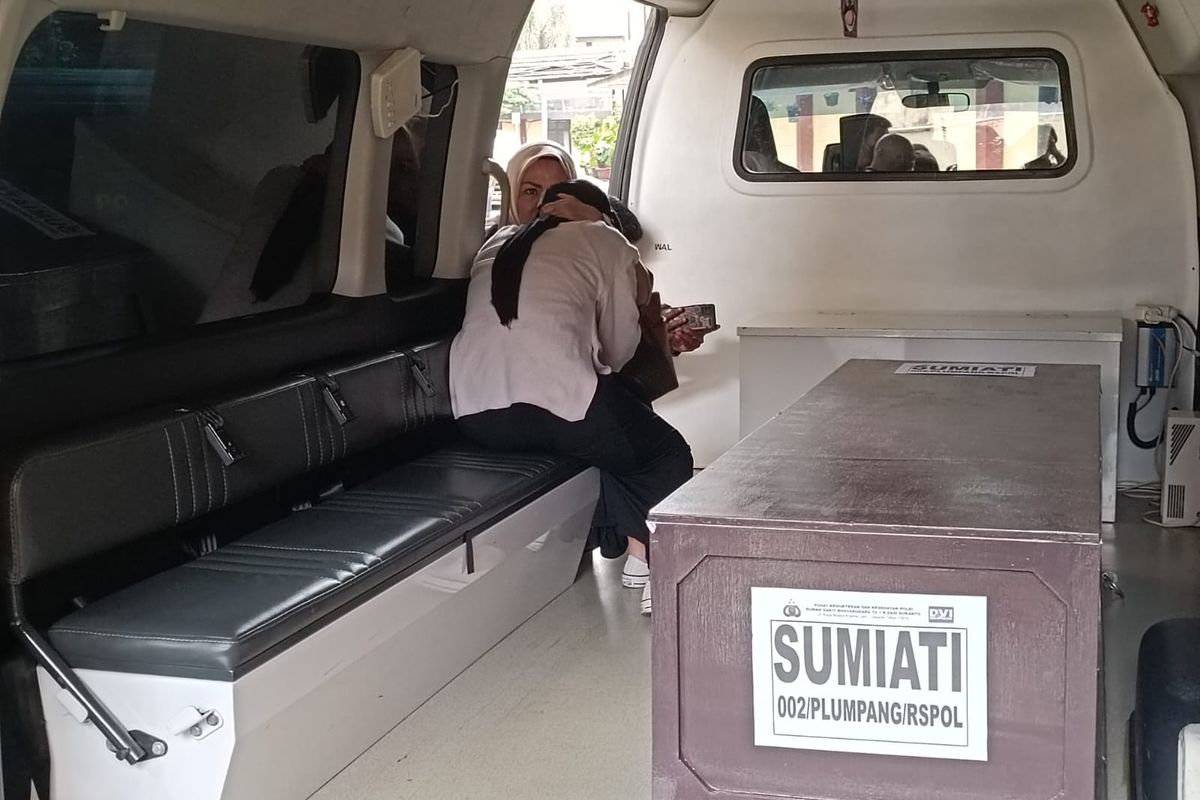 Ria Putri (30) tiba sendiri untuk menjemput dua dari empat anggota keluarganya yang menjadi korban kebakaran Depo Pertamina Plumpang, RS Polri Kramatjati, Jakarta Timur, Rabu (8/3/2023).
