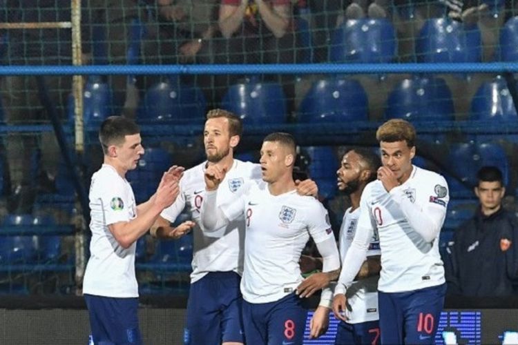 Declan Rice, Harry Kane, Raheem Sterling, dan Dele Alli merayakan gol Ross Barkley pada pertandingan Montenegro vs Inggris di Stadion Podgorica City pada babak kualifikasi Piala Eropa 2020, 25 Maret 2019. 
