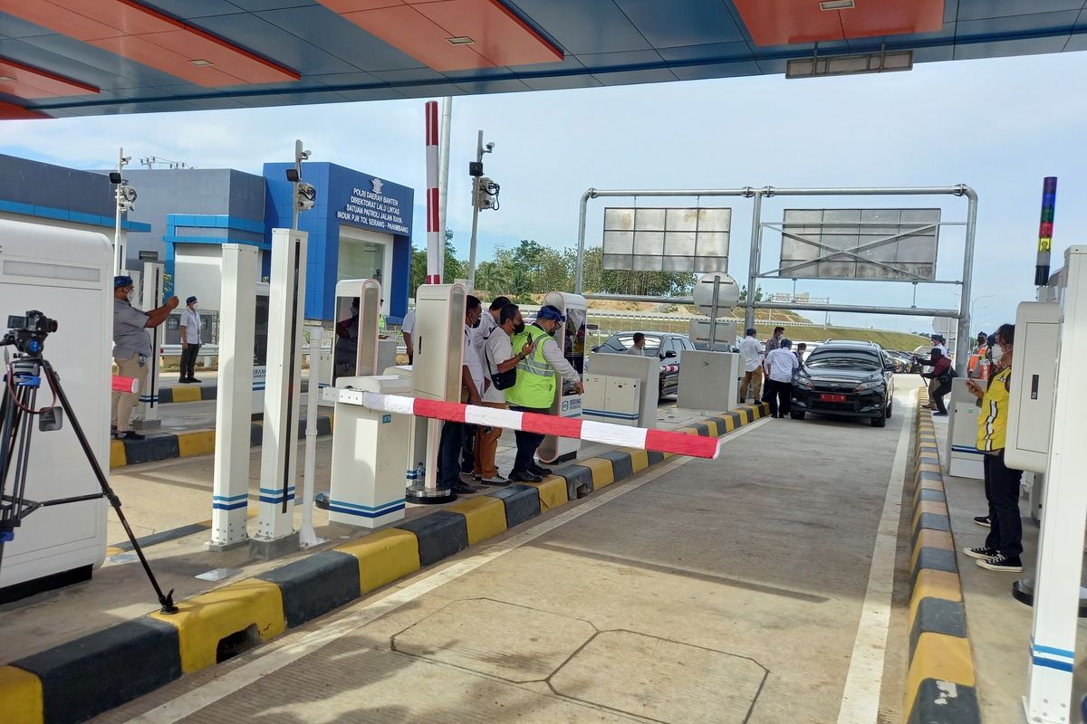 Pembukaan tol Serang-Panimpang untuk umum di Gerbang Tol Rangkasbitung, Rabu (17/12/2021)