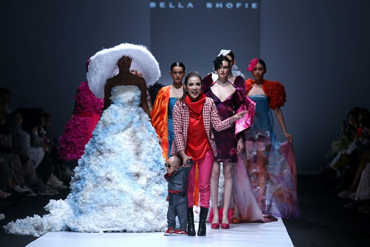 Bella Shofie dan koleksi busananya yang terinspirasi awan di pangging Jakarta Fashion Week 2020.