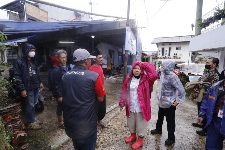 Menteri Sosial Tri Rismaharini saat menyisir korban gempa bumi Cianjur di titik-titik pengungsian yang sulit dijangkau. 