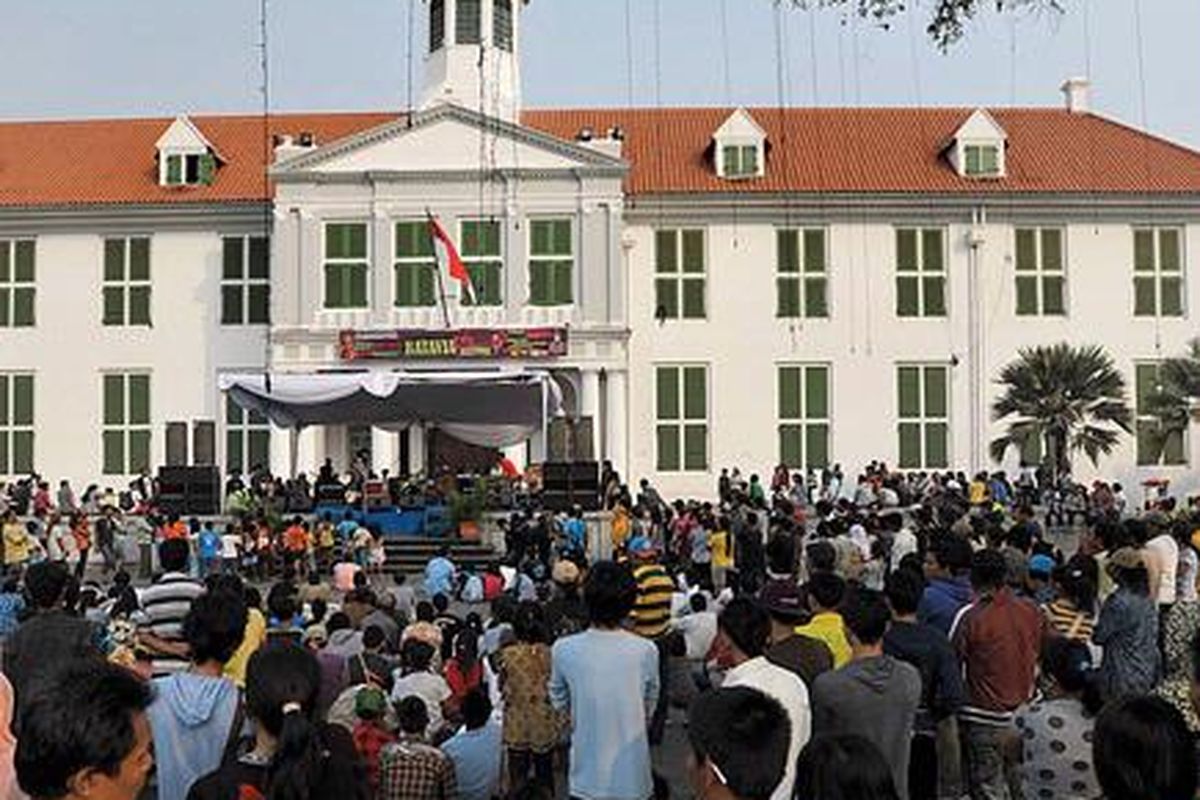 Pengunjung memadati sekitar panggung pentas seni pada Batavia Arts Festival 2011 di pelataran Museum Fatahillah, kawasan Kota Tua, Jakarta, Minggu (24/7). Festival untuk merayakan HUT Ke-484 Kota Jakarta ini diisi pameran oleh pengelola museum se-Jakarta, hasil kerajinan, serta pentas seni.