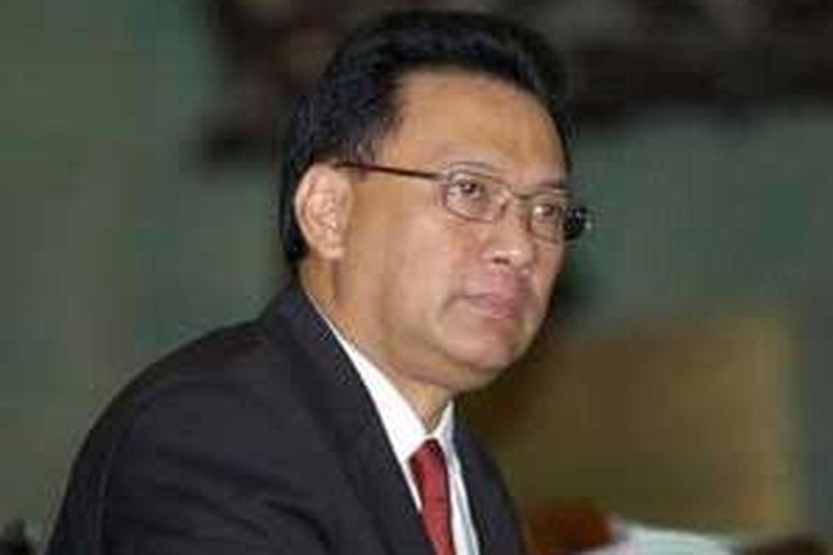 Agus D.W. Martowardojo, Dirut PT Bank Mandiri Tbk, mendengarkan pertanyaan anggota Komisi XI, Dewan Perwakilan Rakyat Republik Indonesia saat menjalani tes uji kelayakan dan kepatutan calon gubernur Bank Indonesia, di ruang rapat Komisi XI, Selasa (11/3).