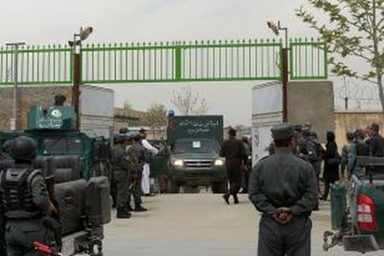 Pasukan kepolisian Afganistan mengamankan RS CURE International setelah terjadi insiden penembakan yang menewaskan tiga warga asing.