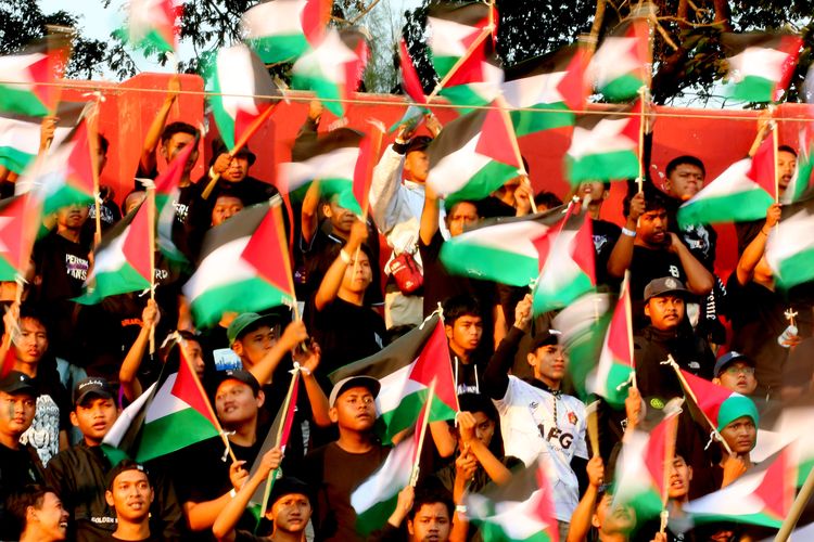 Selain mendukung tim berlaga, suporter Persik Kediri mengibarkan bendera Palestina sebagai solidaritas pada laga pekan ke-17 Liga 1 2023-2024 melawan Persebaya Surabaya yang berakhir dengan skor 4-0 di Stadion Brawijaya Kota Kediri, Jawa Timur, Jumat (27/10/2023) sore.