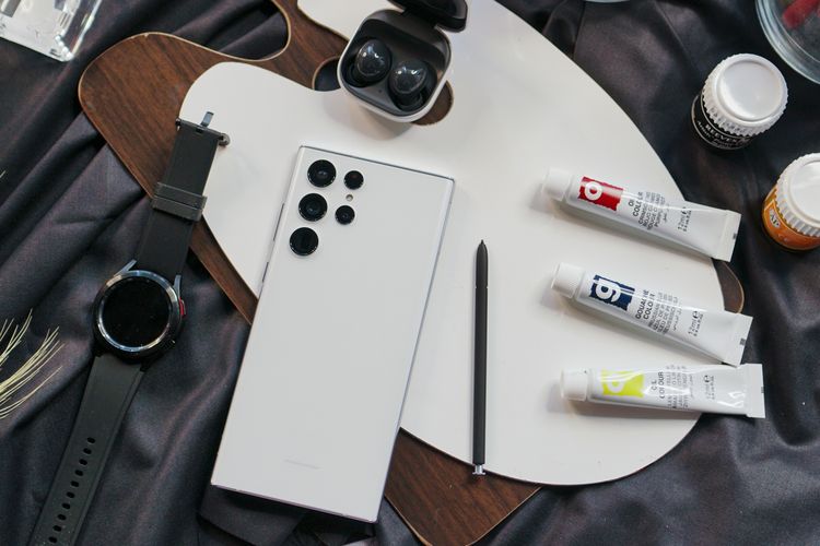 Samsung Galaxy S22 Ultra dan pena stylus S Pen yang kini menjadi aksesori pendampingnya seperti seri Galaxy Note