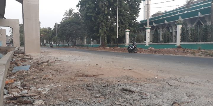 Jalan raya Kelapa Nias, Kelapa Gading yang nampak berantakan dan berpasir imbas pembangunan LRT, Minggu (05/08/2018).
