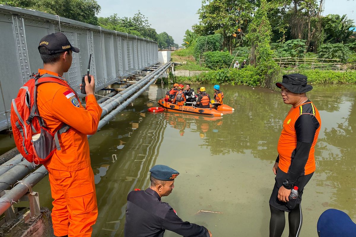 Tim SAR gabungan yang kembali mencari jasad JYD (14) di aliran sungai Cilemah Abang, Cikarang Utara, Kabupaten Bekasi, Rabu (14/12/2022). Tubuh JYD hilang terpental setelah diduga tertabrak kereta api pada Selasa (13/12/2022) kemarin.