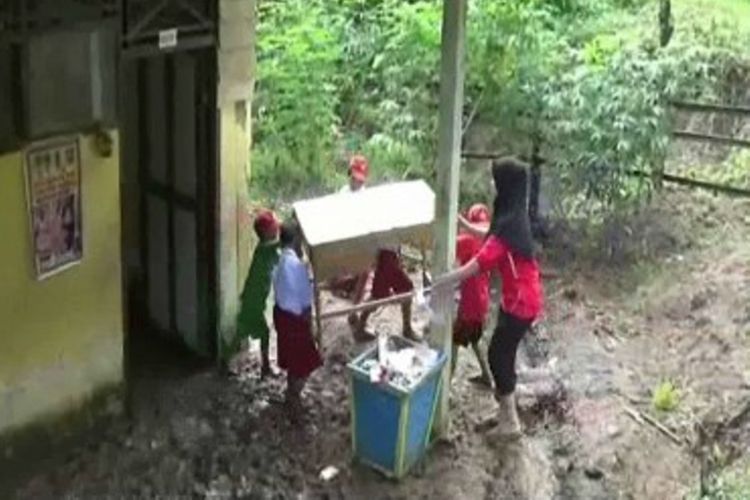 Sekolah tertimbun lumpur siswa dan guru Sekolah terpencil di Polewali mandar sulawesi barat bergotong royong mengevakuasi sarana belajar yang tertimbun lumpur.