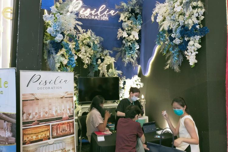 Vendor dekorasi merupakan salah satu tenant favorit pengunjung OWF 2023 untuk mempersiapkan gelaran pernikahan yang apik dan elegan. Salah satunya, Pisilia Decoration. Ratusan pasangan berbondong-bondong menghadiri area OWF 2023 guna mewujudkan acara pernikahan dambaan mereka. 