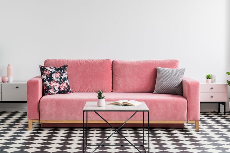 Ilustrasi sofa warna merah muda.