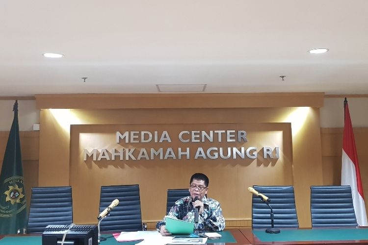 Kepala Biro Hukum dan Humas MA Abdullah saat menyampaikan keterangan pers di Media Center MA, Medan Merdeka Utara, Jakarta Pusat, Selasa (17/12/2019).