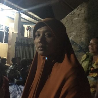 Istri dari almarhum MA yang dibakar hidup-hidup diduga melakukan pencurian amplifier mushala, Siti Zubaidah saat ditemui di kediamannya Kampung Jati, Desa Cikarang Kota, Cikarang Utara, Kabupaten Bekasi, Kamis (3/8/2017).