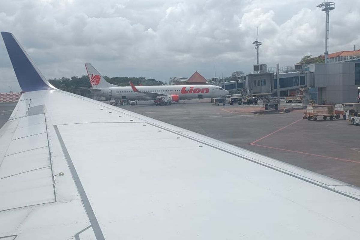 Ilustrasi: Airport tax naik. Pesawat Lion Air di Bandara I Gusti Ngurah Rai Bali yang merupakan kelolaan PT Angkasa Pura I. 