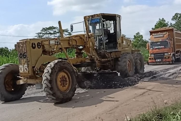 Perbaikan jalan di jalan lintas Rumbia, Kabupaten Lampung Tengah, Selasa (2/5/2023).