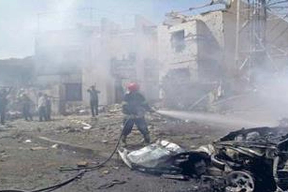 Situasi di dekat kantor stasiun TV Al-Arabiya setelah ledakan bom bunuh diri yang menewaskan sedikitnya empat orang dan 10 lainnya luka-luka, Senin (26/7/2010).