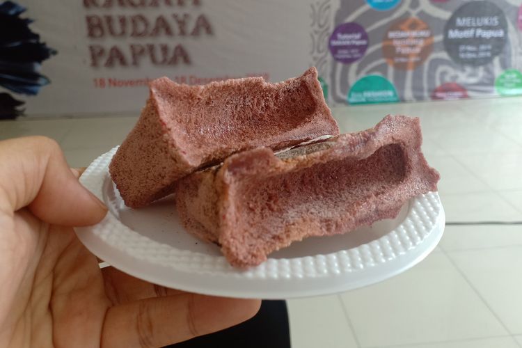 Sagu Kering yang berbentuk persegi dengan sedikit lekukan di bagian atas. Biasa dimakan sebagai pengganti nasi atau sagu, dengan dicelup ke dalam teh manis panas