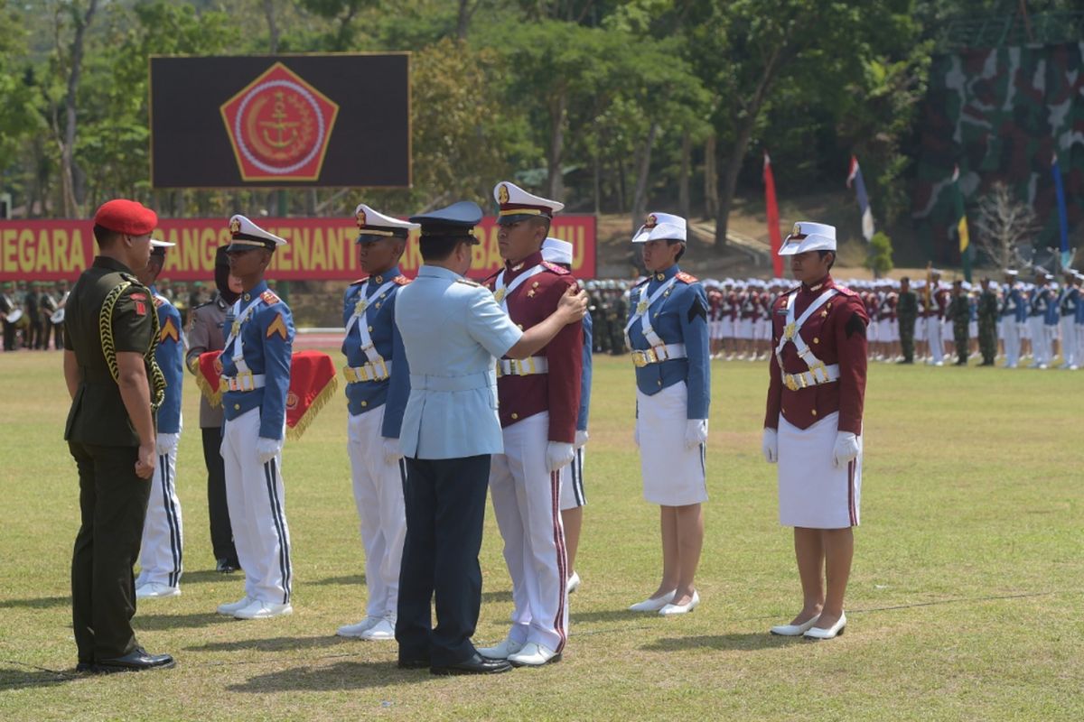 Penglima TNI Marsekal TNI Hadi Tjahjanto mewisuda prajurit taruna dan bhayangkara Akademi TNI 2018 di Lapangan Sapta Marga Akmil Kota Magelang, Kamis (1/11/2018).