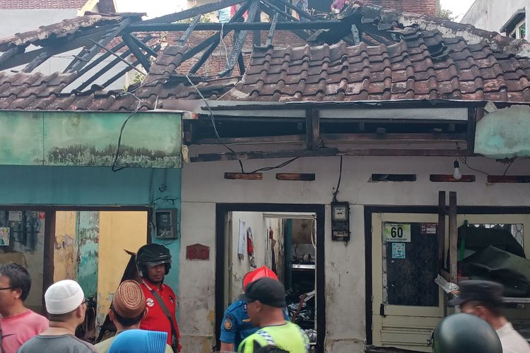 Dua rumah kontrakan terbakar di Jalan Kertosariro, Kecamatan Lowokwaru, Kota Malang pada Selasa (25/07/23) sekitar pukul 16.00 WIB.