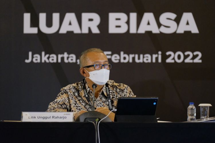 Direktur Utama PT Solusi Bangun Indonesia Tbk, Lilik Unggul Raharjo, membacakan perubahan struktur anggota perseroan dalam Rapat Umum Pemegang Saham Luar Biasa Jumat (18/2/2022).