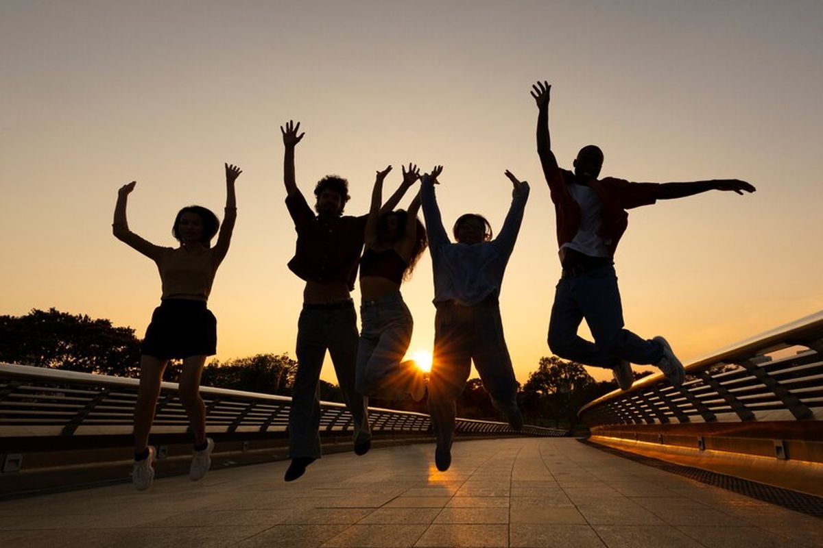 Ilustrasi sekelompok orang yang melompat senang