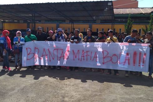 Datangi PN Banjarnegara, Ratusan Pecinta Sepakbola Dukung Pemberantasan Mafia Bola