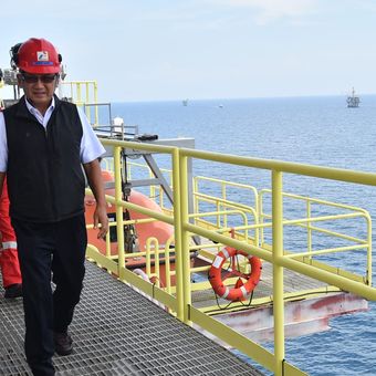 Menteri ESDM Arifin Tasrif saat meninjau proyek Offshore PT Pertamina Hulu Energi Offshore Northwest Java (PHE ONWJ) di Cirebon, Selasa, (26/3/2024).             