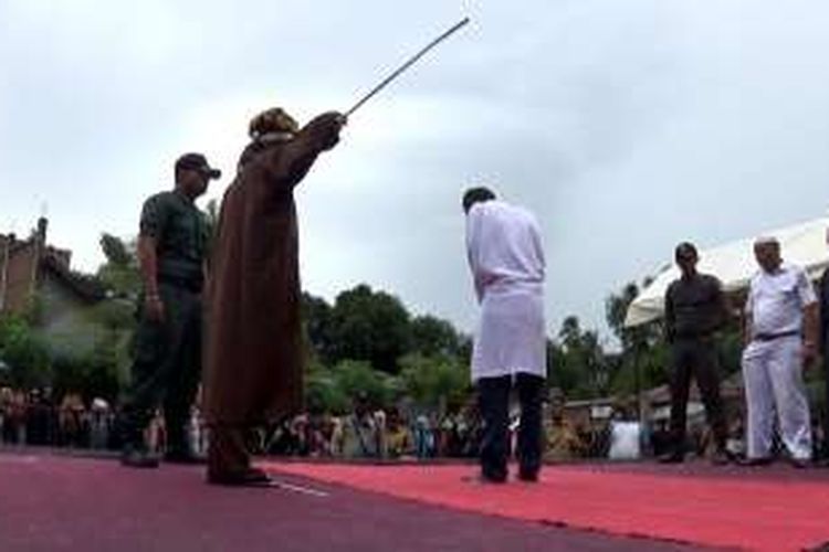 Seorang pria lanjut usia menjaani eksekusi cambuk karena terbukti melanggar hukum syariat islam yakni melkaukan judi. Sebanyak 23 pria yang sebagian besar berusia paruh baya menjalani hukuman cambuk karena berjudi di Banda Aceh, Senin (15/8/2016)