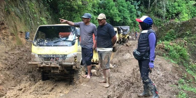 Bupati Luwu Utara Indah Putri Indriani saat berbincang bersama warga dan sopir truk di kawasan jalur Kecamatan Seko, Minggu (26/9/2021).
 

