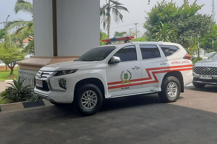 Mobil ambulans milik DPRD Banten jenis Pajero Sport.
