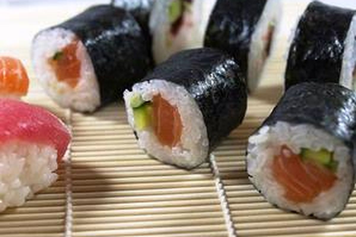 Dengan harga hanya Rp 10 ribu sampai Rp 29 ribu per porsi, aneka sushi ini menawarkan rasa yang tak kalah lezat dibanding di restoran.