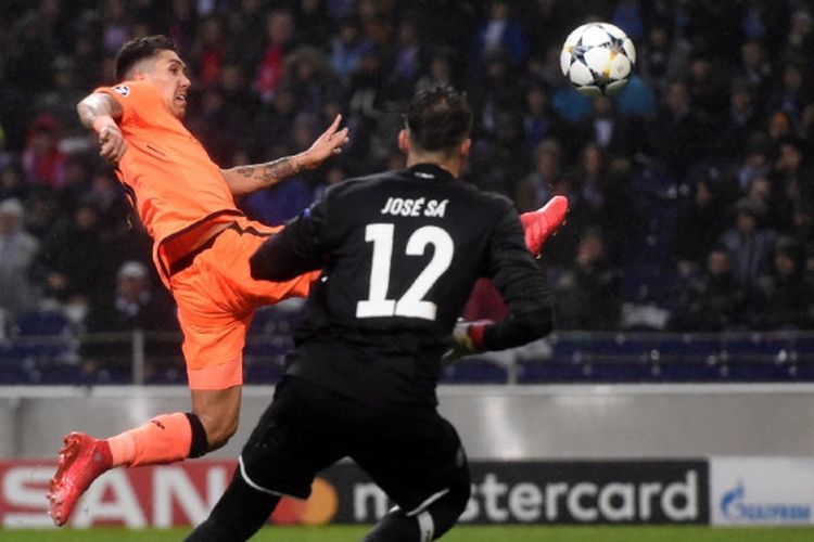 Striker Liverpool FC, Roberto Firmino (kiri), beraksi dalam laga leg pertama babak 16 besar Liga Champions kontra FC Porto di Stadion Do Dragao, Porto, Portugal, pada 14 Februari 2018.