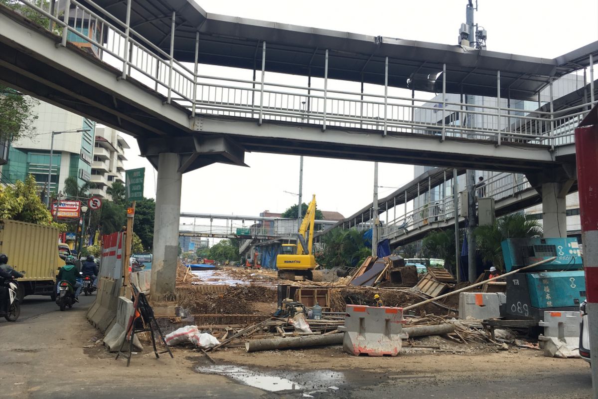 Kondisi di Simpang Matraman saat pembangunan underpass Matraman, Jakarta Timur, Kamis (19/10/2017).