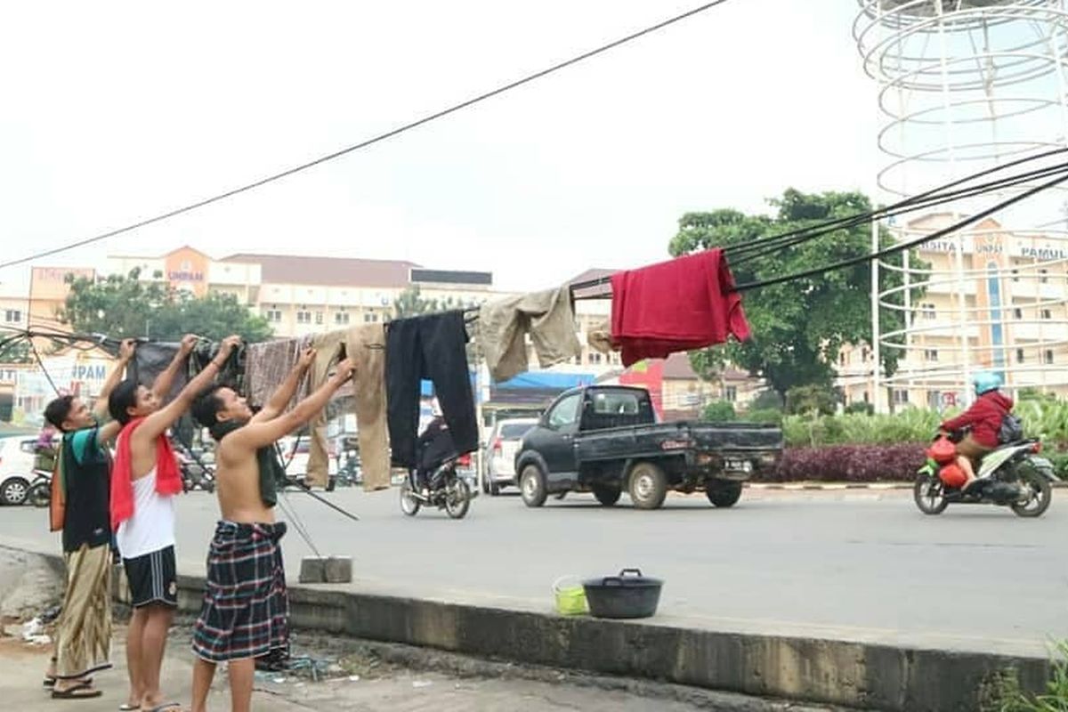 Kabel kendur tersebut berada di depan kawasan Universitas Pamulang, Tanggerang Selatan. Warga sekitar sempat mengeluhkan adanya kabel yang kendur di tempat lain.