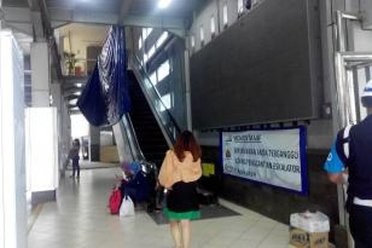 Salah satu eskalator di peron 1 Stasiun Sudirman akan diganti. Gambar diambil pada Jumat (13/2/2015). 