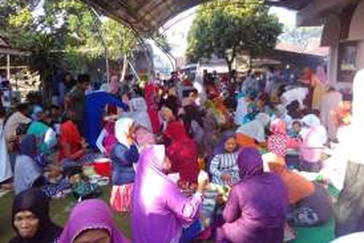 Warga kenduri atau makan bersama di halaman masjid Dusun Sorobayan, Desa Banyuurip, Kecamatan Tegalrejo, Kabupaten Magelang, Jawa Tengah, tepat pada hari raya Idul Fitri, Rabu (6/7/2016).
