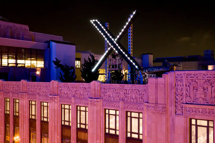 Logo X dengan lampu LED putih terang, dipasang di atap kantor pusat X (dulu Twitter), yang berlokasi di 1355 Market Street, San Francisco, California, Amerika Serikat.
